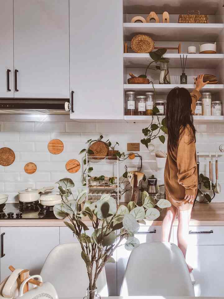 My Dream Kitchen
—
Versi RumahBunday
- #WhiteandWood
- #OpenShelvesKitchen
—
dapur impian kami adalah kombinasi white and wood, untuk itu selain kitchen set yang kombinasi white and wood, semua peralatan dapur pun kombinasi white and wood agar terlihat aesthetic, namun agar tidak terlihat “plain” kami menambahkan beberapa item berwarna hitam

kabinet bagian tengah dibuat “Open Shelves” selain untuk tempat penyimpanan, dapat dijadikan juga untuk dekorasi, sehingga dapur terlihat lebih cantik

dan pada bagian “Open Shelves” sengaja diletakkan toples bahan makanan yang sama, sehingga terlihat lebih rapi
—
#MyDreamKitchen
#KitchenIdeas
#KitchenInspirations
#KitchenDecorations
#InspirasiDapur