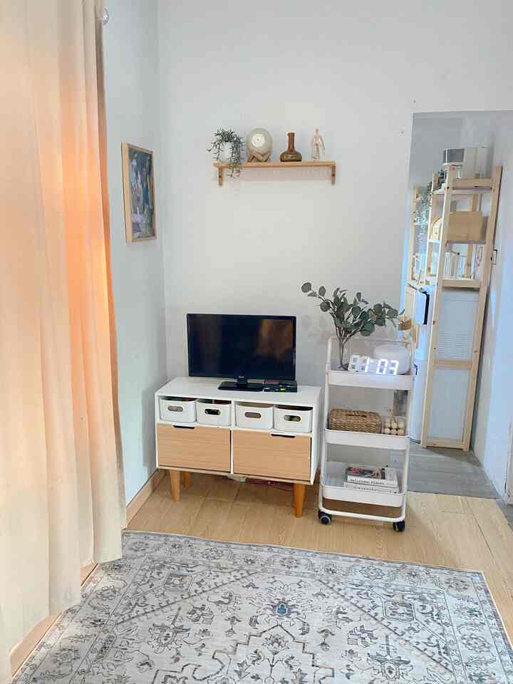 Halooo kusebut ini ruangan favorit ruang keluarga di rumah ini. Klo ditanya tema kadang suka bingung, anggep aja neutral home gtu ya ges ya, soalnya suka bgd sama tema hitam, putih dan kayu karna bkin suasana tampak lebih homey aja 😍😍
Ruangan ini paling sering ganti layout, kali ini aku tmbah ambalan dinding dari bambu produknya IKEA yg namanya havern, tinggal di taruh pajangan jadi makin ciamik deh 😍😍🤍🤎

#familyroomstyle #FamilyroomIdeas #FamilyroomInspirations #dekorasiruangkeluarga #inspirasiruangkeluarga #minimalist #rumahmungil #rumahdinas #inspirasirumahdinas #dekorasirumahdinas