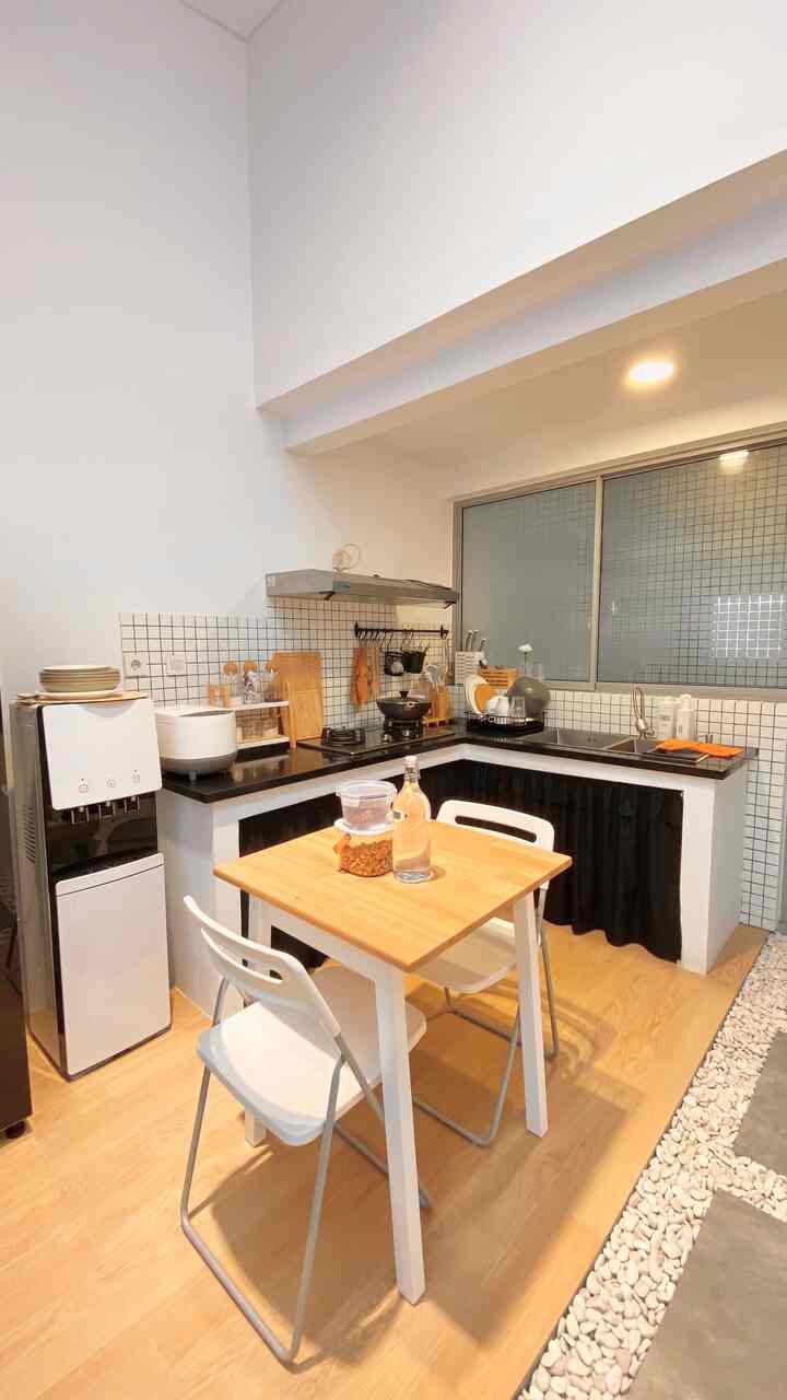 Dapur impian awhouse.

mempunyai dapur yang nyaman dirumah pasti
menjadi impian semua orang, terutama aku dan suami dirumah ini. walaupun dapur ini belum kita pasangkan kabinet yang proper tapi
kita pastikan dapur ini sudah bisa digunakan sebagaimana fungsinya..
untuk pemilihan konsep dapur ini kita memakai konsep open space dengan area taman indoor, mushola dan laundry room.

untuk material top table di dapur impian kita, kita memilih menggunakan material batu granit dan backsplash keramik tiles dengan finishing glossy.

khusus untuk kompor dan penghisap asap kita memilih memakai material stainless karna untuk fungsi nya akan lebih tahan lama dan mudah dirawat.

dan yang terakhir untuk dekorasi nya dan pemilihan alat masak dan semua yang ada di atas meja dapur ini kita memilih warna netral putih dan coklat. agar dapur ini terlihat lebih nyaman kita menentukan warna di peralatan dapur.

save untuk jadi referensi temen temen🤎

#mydreamkitchen #kitchenideas #kitcheninspiration #kitchen #kitchenscandinavian #kitcheninspo #kitchenidea