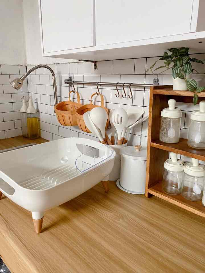 MasyaAllah TabarakAllah bersyukur bgd alhamdulillah punya dapur impianku yg selama ini jadi wishlist. Akhirnya satu satu bisa tercentang bucket list untuk mengisi dapur idaman jadi aestjetic 😍😍
Apalagi kmrin habis co dish rack yg mirip kayak di korea tapi harganya murceee bgd, ya Allah udah aesthetic murah dan sangat fungsional untuk mnampung cucian piring. Ukurannya pun jg gede 🤍🤎
Wishlist kedua yg berhasil di centang yaitu tempat bawang bambu aesthetic dari athome official, produknya udah ga perlu di ragukan lagi ya. Menyimpan bawang pun jadi bisa aesthetic dan jg bisa senada dengan printilan dapur yg lain 😍😍🤎🤍
#MydreamKitchen #KitchenIdeas #KitchenInspirations #dapurmungil #dekorasidapurmungil #inspirasidapurmungil #dapurwhiteandwood 