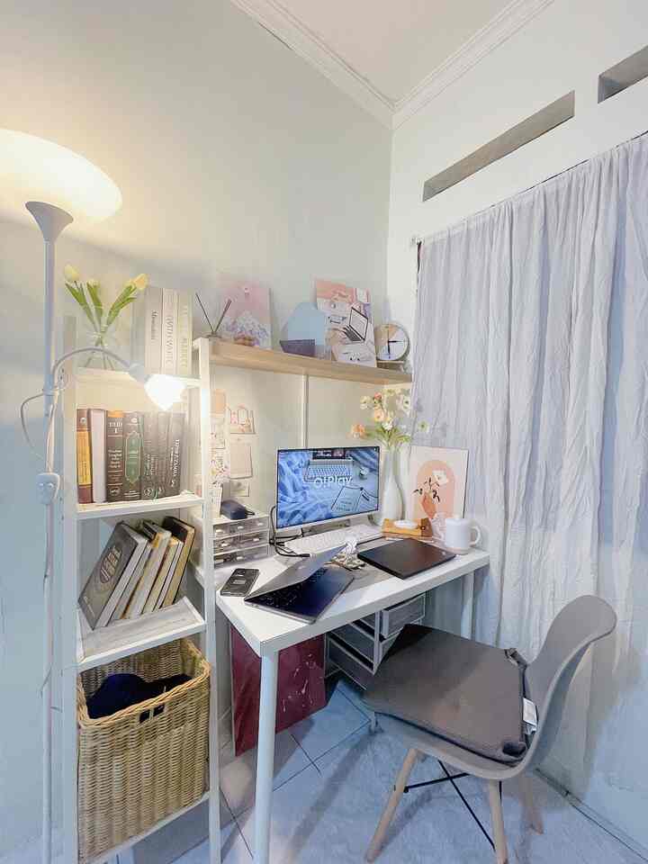 Keadaan ruang kerja yang hectic di akhir pekan. Memilih beberapa barang dengan warna putih atau netral, bisa memberikan suasana yang tenang di ruang kerja. Hal ini sangat membantu meningkatkan mood kerja di rumah. 

Semoga bermanfaat yaaa 🤍 
#Deskstyle
#DeskIdeas
#DeskInspirations
#Minimalist
#MinimalistDesk

