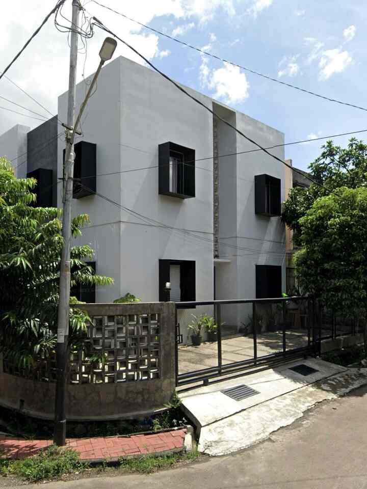 #labeloftones - form follows function ; facade

banyak yang bertanya, point of view dari luar itu seperti apa ya? hanya terlihat pepohonan rindang dari jendela kotak dengan plat besi hitam.

kalau kata salah satu tokoh arsitek, Louis Sullivan (1856-1924)itu “form follow function” atau bentuk mengikuti fungsi. oleh karena itu bangunan rumah kami yang berfungsi sebagai dormitory sehingga bentuk mengikuti fungsi kamar yang ada di dalamnya.

#facadestyle #facadeideas #facadeinspiration #formfollowfunction #modernarchitecture #midcenturymodern
#architectureinspo