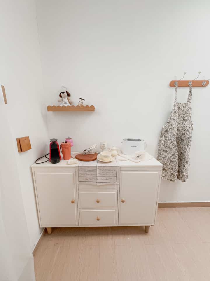 I can arrange this corner into my mini kitchen for breakfast like baking bread & making coffee 🫶🏻

#kitchenideas #mydreamkitchen #kitcheninspiration #minikitchen #dapurkecil #kitchencorner #kitchendecor #roomdecor #studio #koreanstudio