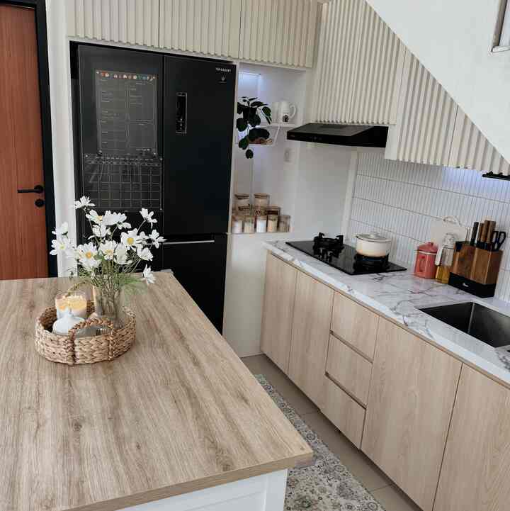 My dream kitchen selain aesthetic harus fungsional dan pastinya nyaman digunakan. Apalagi di lahan terbatas seperti di bawah tangga harus di design seakurat mungkin, seperti jarak kabinet atas ke top table dll. Dan tentunya harus diperbanyak research apalagi untuk segi model perbanyak mencari inspirasi dari berbagai platform homedecor supaya dapat memadu padakan setiap model untuk menghasilkan style yang kita inginkan dan unik berbeda dengan yang lain

#MyDreamKitchen #KitchenIdeas #KitchenInspiration #kitchen #aesthetic #jabar #livewithkids