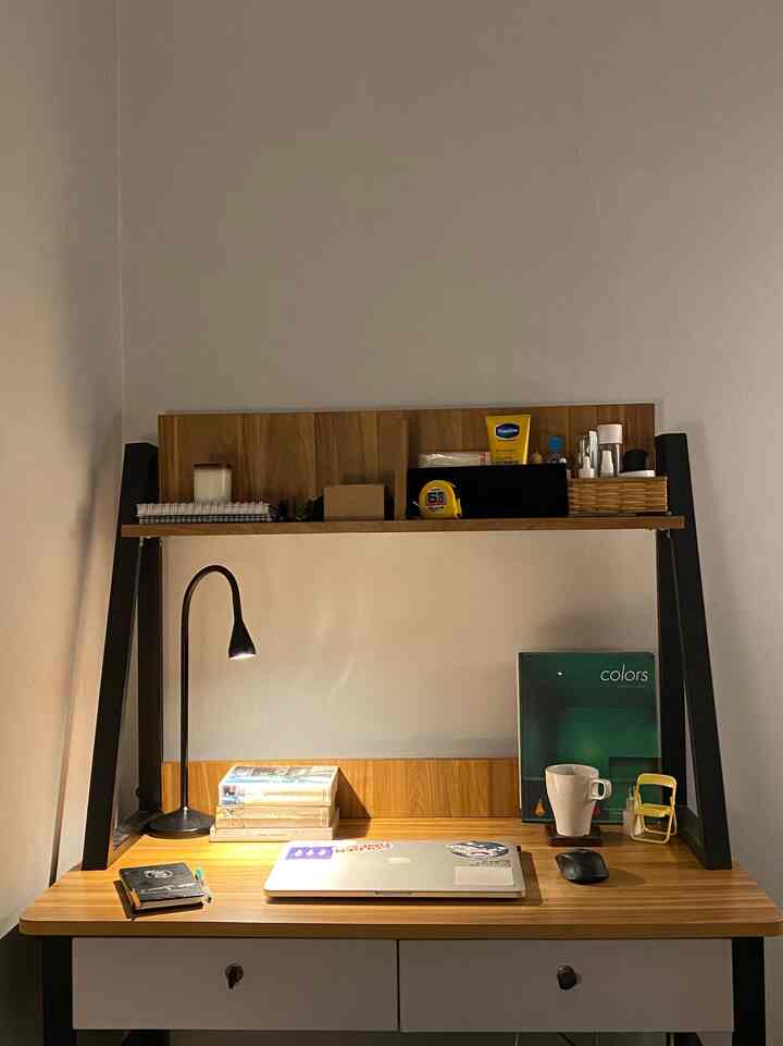 #labeloftones - ミッドセンチュリーデスク

この #midcenturymodern コンセプトに基づいて、ワークデスクのデザインを分析してみましょう。最初のアイデアは、おばあちゃんの家にあるワークデスクのようなワークデスクで、形をよりシンプルにすることでモダンにアレンジしながらも、ビンテージ感とレトロな雰囲気を残しました。

主な材質は合板と中空鉄を使用しています。原材料はHPLなどの木目調積層板で木の質感を残すように仕上げ、引き出しには白いHPLのアクセントを施しました。それとは別に、中空鉄素材をスプレー法を使用して黒色のデュコペイントで仕上げることにより、塗装結果がより均一で滑らかになります。

#ワーキングデスク #workingdeskdesign #desainmejakerja #midcenturymodern #deskinspo #deskdesign