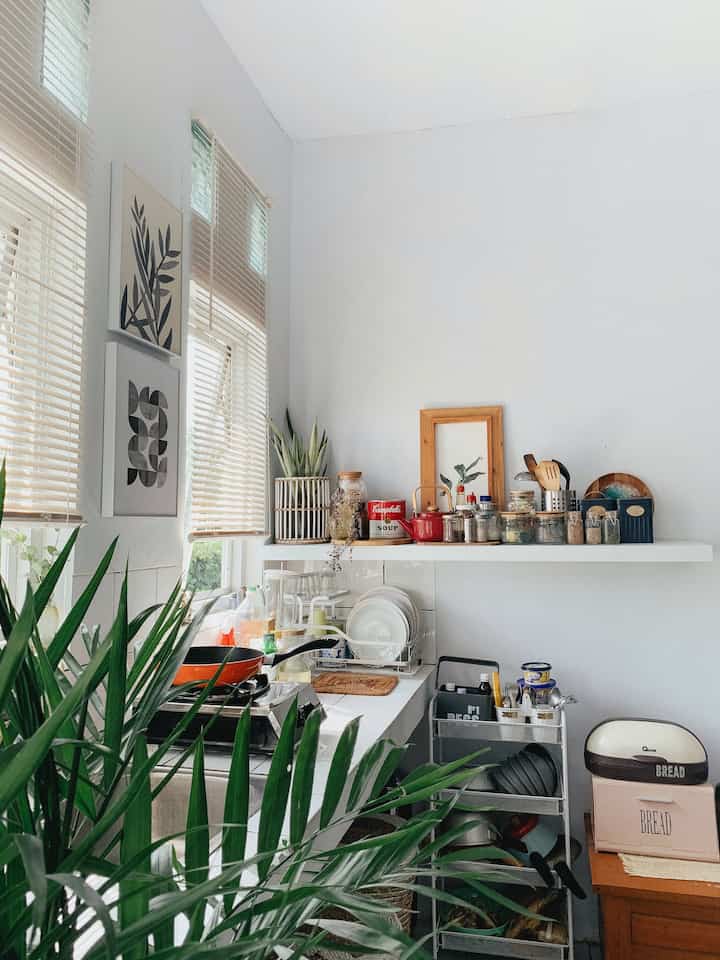 HEMAT ! TAPI DRASTIS  BEDANYA

Dapur ini awal cukup membuatku pusing, jujur keterbatasan space & karna ini dapur sementara tapi asep kudu tetap ngebul 😆. Di bersihkan & di cat warna putih, ini hal yg MURAH dan gampang di aplikasikan utk tampilan dapur yg cantik & hemat. Untuk bikin dapur ini tuch bener2 tricky. Ada banyak faktor yg seperti jangka waktu menempati rumah, space dapur, kebiasaan, budget, kepraktisan, dll yg di racik jadi satu, memang kudu cermat dalam segalanya.

Jd ini racikannya :
1. Minimaliskan keinginan & kebutuhan. Jujur ini paling sulit, krng ibu2 kalo dah liat yg gemes2 semua pengen. Liat barang2 dapur semua jd mendadak perlu.

2. Dapur ini TANPA KITCHEN SET, jdnya aq minimaliskan storage dengan pemakaian beberapa rak troli. Piring, gelas pun beli seadanya.

3. Penambahan ambalan menjadi hal yg utama terlebih jika dapur kalian memiliki space terbatas. Ini buat tempat bumbu dan tempat styling dapur biar makin kece.

4. Aq suka bgt dengan walldecor, jdnya aksen walldecor bs jd point utama tema di dapur ini. Jika aq ingin minimalis, aq pasang walldecor dgn motif minimalis, dan jika ingin mood/tema lain, aq pun juga mengganti walldecor.

Yupsss ini dream kitchen versi sederhana ku ❤️ semoga terinspirasi.

#mydreamkitchen #kitchenideas #kitcheninspirasion #bogor #jakarta #dapur #dapurkecil #dapurminimalis #smallkitchen #kitchen #dapurimpian