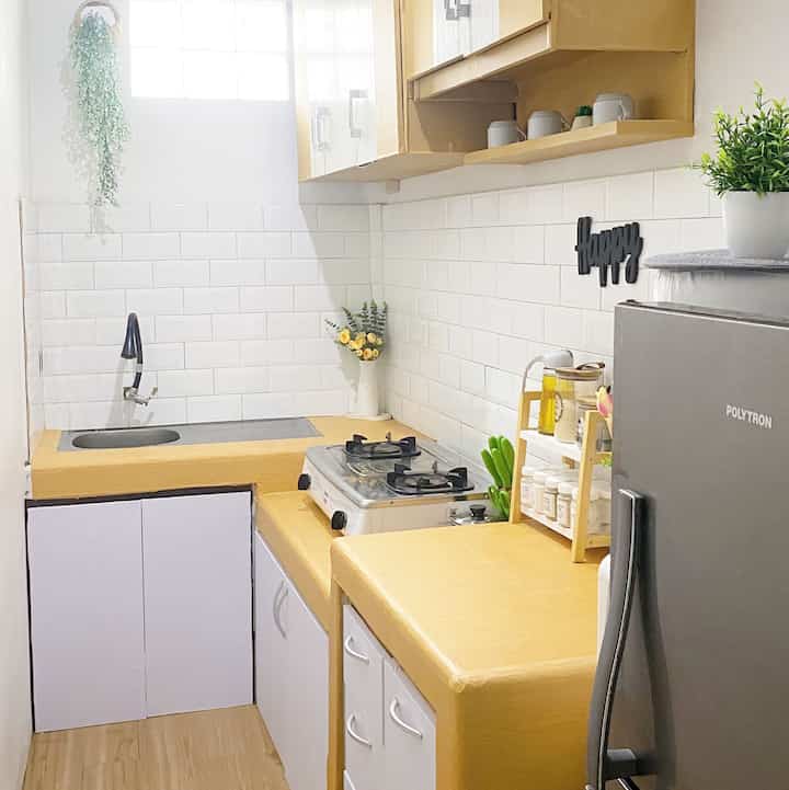 Dapur ✨

Dapur yg hanya berukuran 1,5m x 2m ini awalnya bernuansa hitam & putih. Saat itu dipilih hitam putih karena mayoritas barang2 di dapur ini berwarna hitam/abu-abu seperti kulkas dan lemari kabinet atas & bawah. 

Namun jika berbicara tentang dapur impian, impianku ingin memiliki dapur yang luas dengan nuansa krem & putih dengan penambahan mini bar di dalamnya. Meskipun sampai saat ini, belum menjadi dapur impian.. setidaknya nuansa krem & putih sudah di dapat. Bertumbuh dan berproses secara perlahan 🫶🏻🫶🏻

#MyDreamkitchen #KitchenIdeas #KitchenInspiration #dapursederhana #dapurminimalis #dapursegaris #rumahbekasi #bekasi 

