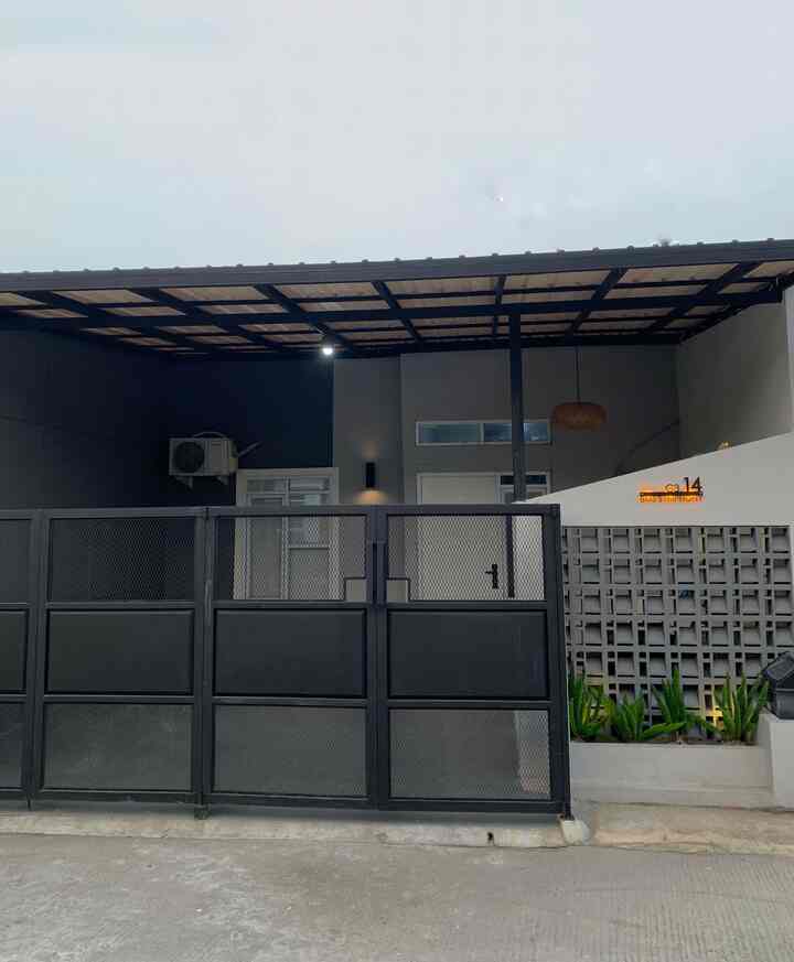 • FASAD •

Rumah ini masih bawaan developer dan belum diperbolehkan untuk mengubah fasadnya, sehingga kami memaksimalkan tampilan depan dengan pagar expanded, roaster dan teras ala homecafe dengan tempat duduk cor dan lampu dekorasi.✨

Cat eksterior dominan warna netral seperti putih, abu tua dan abu muda serta kami beri sedikit sentuhan hijau dari tanaman ekor tupai.🪴🌿

#FacadeStyle #FacadeIdeas #FacadeInspirations #rumahdeveloper #minimalist