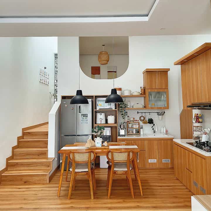 Mewujudkan dapur impian dirumah ini sangatlah berliku. Pernah gagal dengan meja cor-coran hingga akhirnya dirombak sperti saat ini, setelah setahun lebih pemakaian.
Dapur ini awalnya model L namun pada akhirnya tidak jd karena disudut bawah tangga lebih cocok dijadikan gudang krn kita tidak punya gudang.
Utk pemilihan warna hpl tentu saja bermotif kayu yg cerah senada dengan lantai vinyl.
Untuk inspirasi dapur biasanya dari akun IG sesama homedecor lebih mudah diterapkan disini.
Untuk budget sendiri kabinet kitchen set ini termasuk mahal krn salah memilih vendor dan terlalu terburu-buru saat itu :(
Tips utk yg ingin mewujudkan dream kitchen, cari inspirasi sebanyak mungkin, cari vendor yg amanah dgn harga yg affordable dan jgn terburu2 (krn akan menghilangkan logika) hehe.
#MyDreamKitchen #KitcheIdeas #KitchenInspiration #JapandiKitchen #MinimalistKitchen #KitchenandDiningArea