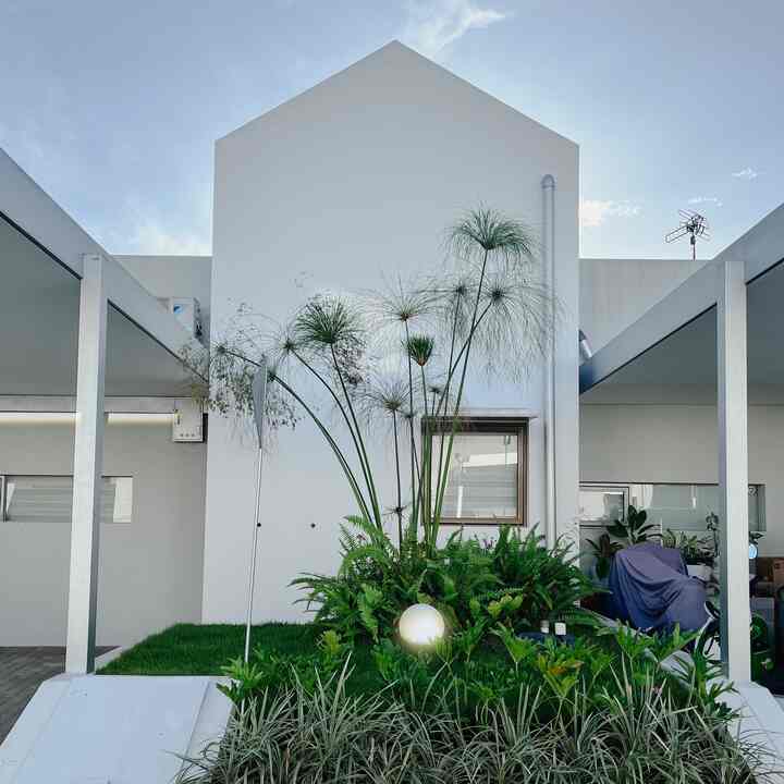 Tema dari fasad rumah ini adalah scandinavia yang terwujud dari bentuk garis-garis yang tegas, material serta tone warna netral, dan minimalism yang mencerminkan istilah form follow function.

Karna rumah berada di wilayah dengan iklim tropis tentunya terdapat adaptasi tema scandinavia yang dipadukan dengan vegetasi khas iklim tropis yang dimaksudkan untuk meningkatkan nilai estetika fasad.

#FacadeStyle #FacadeInspiration #FacadeIdeas #ScandinavianFacade #FacadeDesign