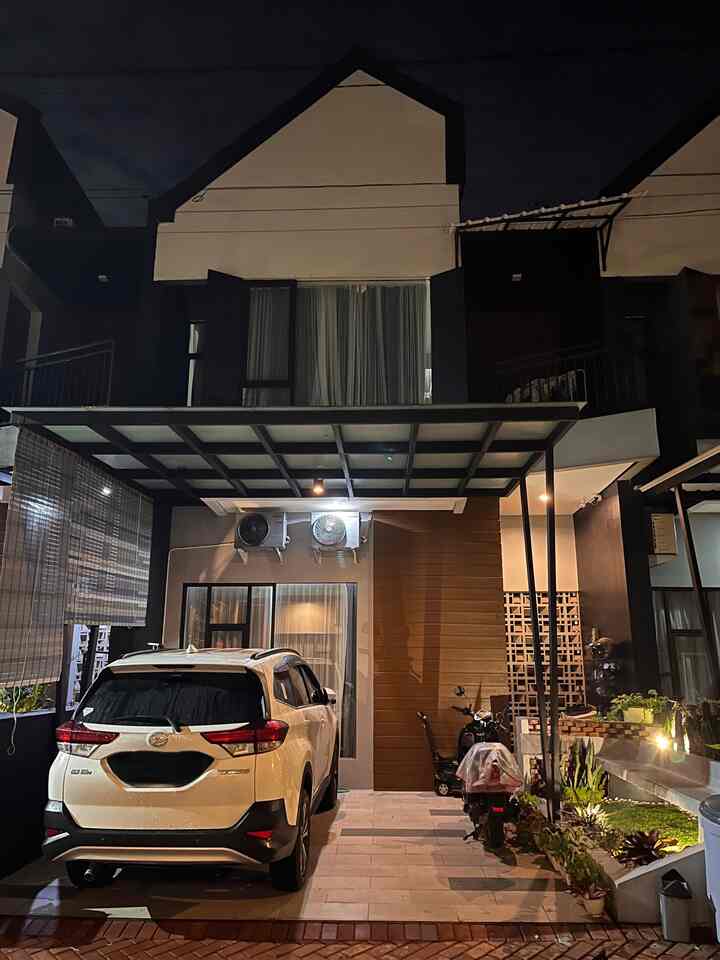 ✨ FACADE CASADESHAFTRA ✨ 
Bangunan semi industrial ini memiliki facad dengan perpaduan roaster dan bata expose. 
Warna hitam, putih, coklat pun masih dominan di area luar. 
Penggunaan carport berbahan kaca pun bikin rumah ini terlihat makin cantik ditambah dengan perpaduan lampu warm light disekitarnya 💕✨

#facadestyle #facadeinspiration #facadeinspirations #homedecor #fasadindustrial #rumahminimalis #rumahindustrial