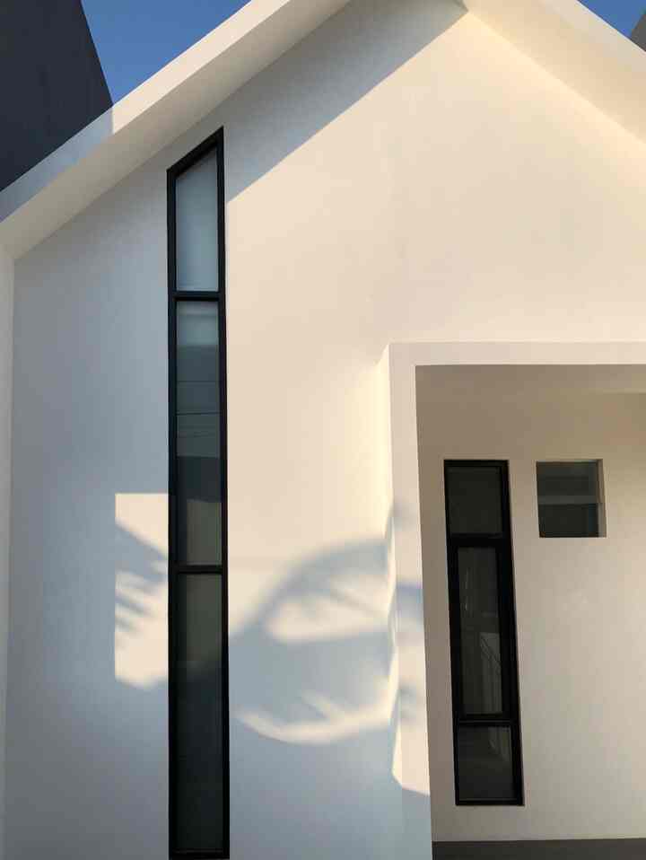 Fasad afternoon look! Tampilan fasad sore hari yang pantulan cahayanya warm bikin fasad rumah lebih hidup! Sengaja memilih fasad putih dan tidak banyak ornamen supaya kalau kena cahaya matahari lebih bagus✨

#FacadeStyle #FacadeIdeas #FacadeInspirations #FacadeMinimalist #FasadPelana #FacadeSegitiga #WhiteFacade