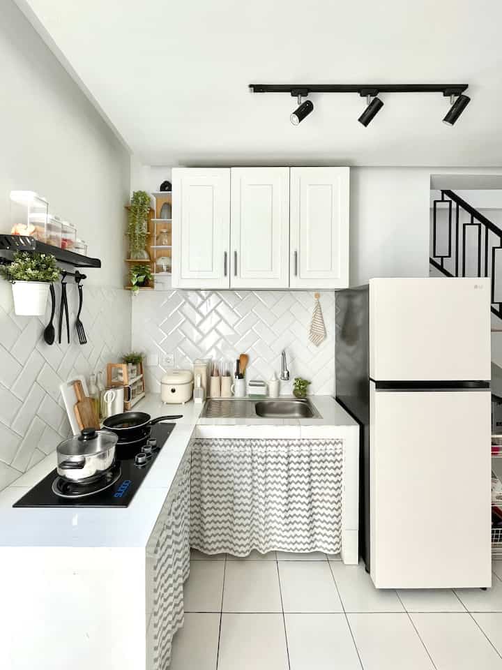 Kitchen minimalis dirumah mini, alhamdulillah sedikit demi sedikit terisi perabot yang sesuai kebutuhan yang diinginkan.
Untuk mewujudkan dream kitchen butuh waktu lama buat aku mulai dari mempertimbangkan areanya yang terbatas sampai tentu saja pertimbangan budget yang harus dikeluarkan. 



#mydreamkitchen
#kitchenideas
#kitcheninspiration
#dapurminimalis
#kitchendecoration  