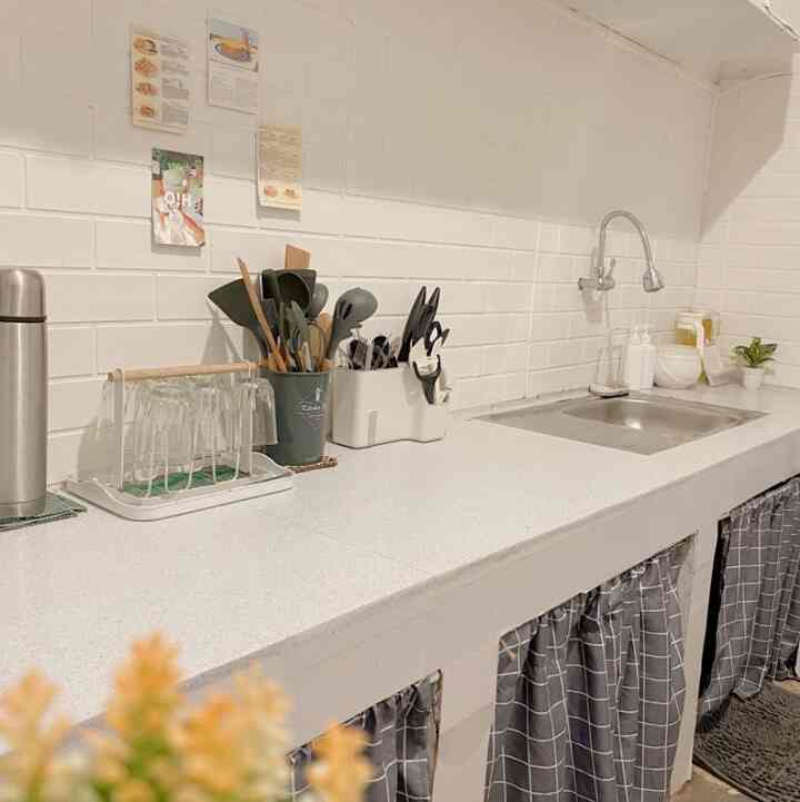 Dapur impian kami memang belum terealisasi sesuai dengan keinginan kami yang sebenarnya. Tapi dengan ini pun sudah lebih baik dari sebelumnya. Untuk membuat nyaman dapur, kami hanya menutupi meja beton dengan kertasive dan juga backsplash nya dengan wallfoam. Jadi terlihat lebih bersih dari dapur sebelum nya. #kitchenideas #mydreamkitchen #kitchenispiration #kitchen #minimalistkitchen #dapursederhana