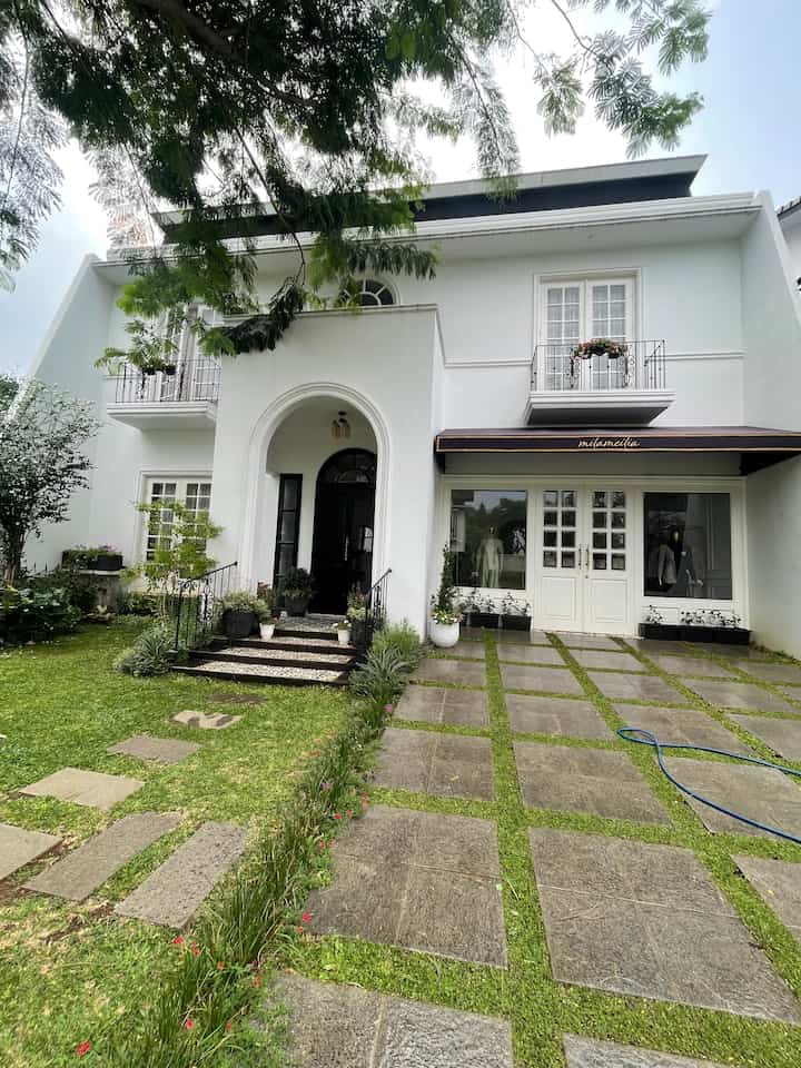 Rumah Eropa begitulah kami menyebut rumah ini jika hanya meihat tampak luar. Jendela besar, kotak-kota dan lengkungan  depan mwnguatkan cita rasa ini. 

#FacadeStyle
#FacadeIdeas
#FacadeInspirati
#rumaheropa
#rumahputih