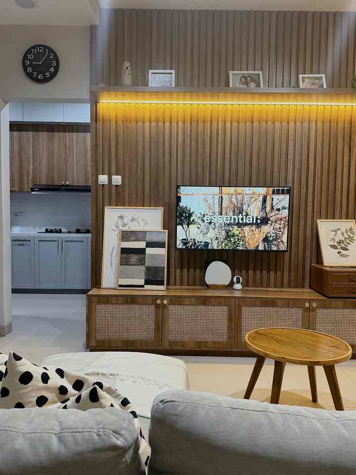 Biar makin estetik, kutambahkan wall art di setiap sudut pada living room ku 🤎

Kenapa yah wall art tuh bikin vibesnya jadi level up your room gitu 😍 Jujuuurrr jadi mood bgt hihi

#OClassPhotography 
#AestheticRoom

#AestheticRoom #AestheticHome #AestheticLivingRoom #LivingRoom #RuangTV #RuangKeluarga •