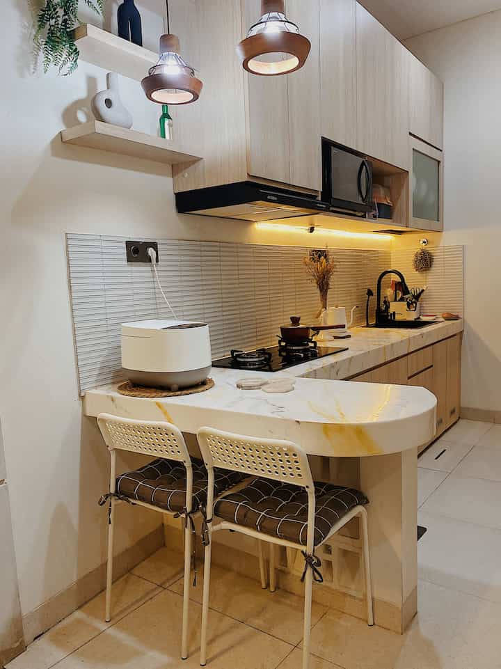 Dapur impian ku sesimpel ruangan yang terbuka. Selain masak anti sesak karena rumahnya kecil, rasanya hawa panas jg tidak terlalu terasa karena banyak sirkulasi dari berbagai sisi.

Kami buat dapur dengan design yang modern. Simpel tapi tetap sesuai fungsinya. Warna kayu dengan paduan solid surface berwarna natural, membuat konsep Japandi menjadi lebih terasa. 

#MyDreamKitchen
#KitchenIdeas
#KitchenInspiration
#japandistyle
#dapurbersih
#kitcheninspo