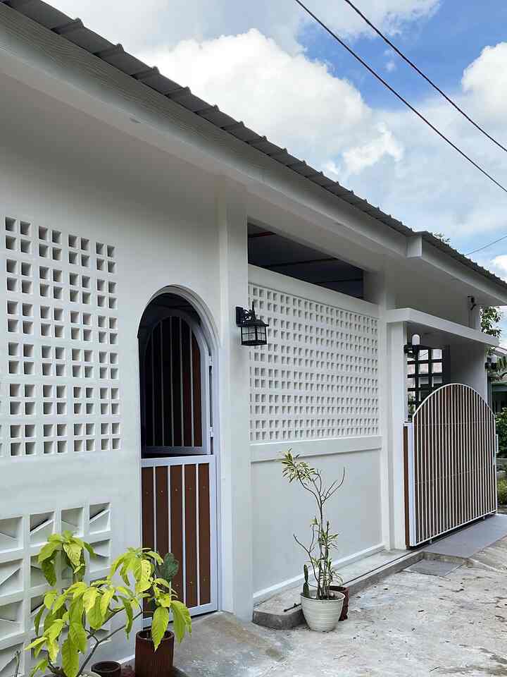 Fasad Rumah Kok Tertutup Banget?
Mungkin ini pertanyaan kebanyakan orang-orang yg pertama kali melihat rumah kami.

Namun style fasad yg kira2 80% tertutup ini adalah style ternyaman bagi kami.
Kami penghuni di dalamnya bisa beraktifitas dengan nyaman di dalam rumah karena cukup jauh dari pandangan orang di luar yg lalu lalang.

Mau santai-santai di teras juga leluasa, karena kalau ada yg lewat, pandangannya tidak begitu terlihat ke dalam rumah kami.

Apapun pendapat orang yg melihat fasad kami, yg penting kenyamanan penghuni di dalamnya.

Semoga bermanfaat 💕

#FacadeStyle #FacadeIdeas #FacadeInspirations #rumahdeveloper #rumahminimalis #rumahwhiteandwood #rumahmungil