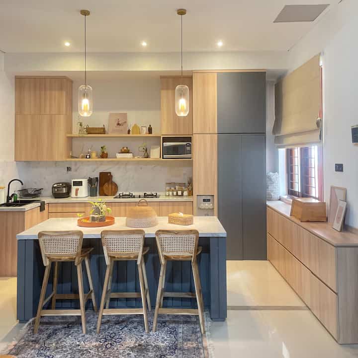 Kitchen transformation @kns.living ✨
-
Kitchen ini akhirnya terwujud setelah mengorbankan satu kamar gudang yang ada disisi kanan (lihat slide ke-2 yah). Satu hal yang membuat aku puas adalah karena aku memilih menggunakan jasa designer interior untuk menggambar dan mengukur island table serta cabinet khusus untuk segala perabotan yang aku punya, dan membuat design cabinet up-to-ceiling yang lebih fungsional, supaya kitchen tertata rapih. 
-
Awalnya aku hanya iseng edit secara random design “my dream japandi kitchen” yang aku dapat dari pinterest. Dengan bantuan jasa interior, aku bisa menuangkan inspirasi yang aku punya lebih detail dan lebih mudah untuk memilih dekorasi akhirnya 🥰♥️ 
-
#KNSLiving
#MyDreamKitchen 
#KitchenIdeas
#KitchenInspiration
#KitchenGoals
#Interiorstyle
#KitchenStyle
#IslandTable