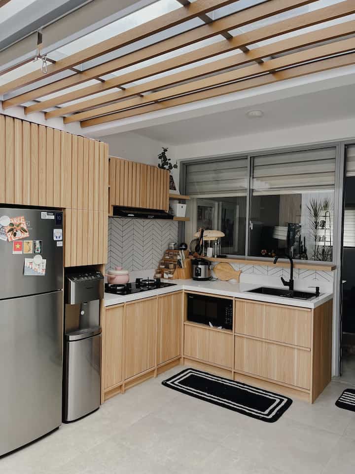 Kami sangat mempertimbangkan desain dapur dalam rumah ini, walaupun dapur merupakan area service menurut kami desain dapur tidak hanya menitikberatkan pada fungsi namun wajib juga hukumnya untuk mempertimbangkan estetika.

Pada awalnya dapur kami hanya berupa meja beton segaris yang hanya cukup menampung kitchen sink dan kompor 2 tungku, karena dirasa sangat kurang untuk mewadahi aktivitas kami di dapur, akhirnya area dapur kami perluas dengan desain yang lebih modern.

Beberapa tips untuk mewujudkan dream kitchen adalah dengan membuat list kebutuhan storage berdasarkan jenis benda yang ingin disimpan, mencari referensi desain sesuai tema rumah dan juga membuat list produk yang ingin diletakan dalam kitchen.

#MyDreamKitchen #KitchenIdeas #KitchenInspiration #rumahcluster #scandinaviankitchen #rumahmungil