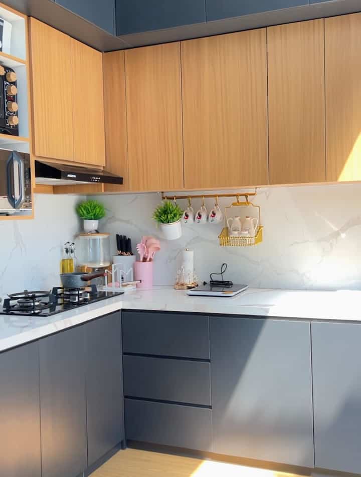 Kitchen set impian setelah 10 tahun lama akhirnya terwujud di usia 26 tahun. Kami menabung selama kurang lebih 1.5 tahun untuk mewujudkan kitchen set impian kami. Untuk tema atau design dari kitchen set, kami memilih model minimalis dan tertutup banyak kabinet bahkan ketinggian sampai full plafon. Alasan kami sampai full plafon supaya memiliki banyak space ruang penyimpanan dan tertutup. 

Kami memilih finishing HPL karena pengerjaan lebih cepat dan dari segi harga lebih murah dibandingkan finishing duco, walaupun sebenernya ingin sekali finishing duco. Jadi selain estetika, juga berfungsi maksimal di dapur kami.

Untuk inspirasi kami sering melihat di explore instagram dan berbagai platform sejak tahun 2018. Budget yang dihabiskan sebesar 34jt sudah all in bersih + printilan dapurnya (kompor,sink,cooker hood, kran, dll) . Menurut kalian gimana ?

#MyDreamKitchen #KitchenIdeas #KitchenInspiration #Kitchenset #BudgetKitchenSet #KitchenSetHPL

