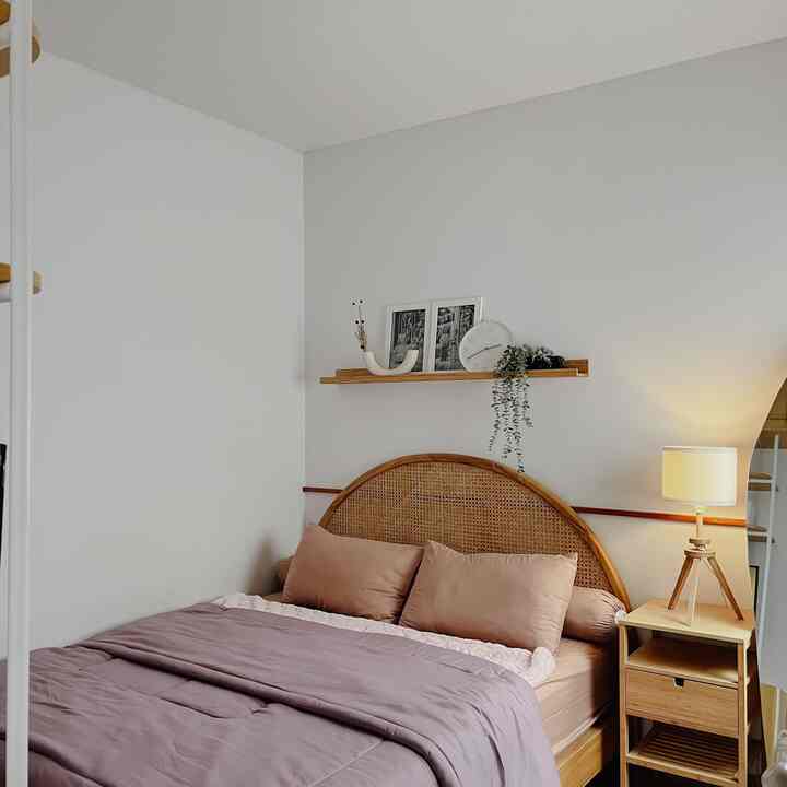 Kamar utama merupakan ruangan yang paling dirindukan kalau lagi bepergian jauh. Kamar juga ruangan yang paling lama dihuni ketika sedang berada dirumah.
Oleh karena itu aspek kenyamanan adalah yang paling diutamakan dalam mendesain kamar ini.
Tentu saja yang paling tricky adalah ukuran kamar yang sangat terbatas. Tips styling kamar mini agar tetap nyaman adalah dengan memperhatikan ukuran furnitur, proporsinya dalam ruangan dan jangan lupa perhatikan sirkulasi dalam kamar agar tidak terkesan sempit😉 

#LiveSlowlyGoesToBandung #BedroomStyling #BedroomDesign #BedroomIdeas #rumahmungil #rumahcluster #scandinavian