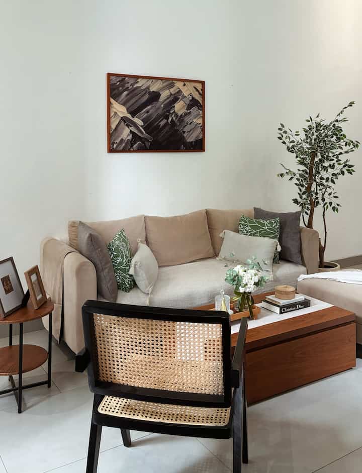 Di ruang keluarga ini adalah tempat favorit keluarga untuk menghabiskan waktu bersantai, untuk sekedar minum kopi, nonton tv atau tukar pikirang #favoritemoment #favoriteroom #FavoriteDecorItem #ruangtamu #minimalis #rumahminimalis #Depok #livingroom