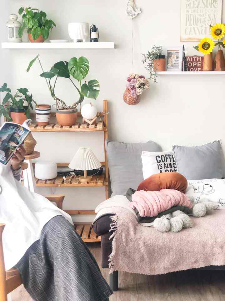 sore sehabis kerja, jadi moment me time. Sehabis mengeluarkan geng daun, bisa leyeh leyeh baca buku sambil ngopi. Apalagi ruangan multifungsi ini yang masuk cahaya sore lumayan murah hati 😄, ambil waktu buat diri sendiri dan feel grateful banget ❤️

#favoritement #favoriterooms #favoritedecoritems #bohoscandi #plantmom #budgetlowdecor #cozyplace 
