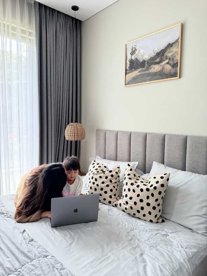 Momen favoritku di rumah ya pas lagi WFH gini nih tapi kadang digangguin anak huahaha 😆🤭 Siapa disini yg working mom kaya aku? Kl lagi wfh gini malah diintilin trs sm bocil.. Tapi ini salah satu momen favorit karna bisa sekaligus bonding sm anak tp tetap produktif juga utk bekerja.

Berhubung belum punya workspace yg proper, jadi aku seringkali kerja sambil di kamar kayak gini. Sambil ditemenin kesayanganku 🤎

#FavoriteMoment
#FavoriteRooms 
#FavoriteDecorItems 
#KamarUtama
#MasterBedroom 