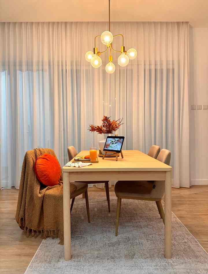 Tempat aku merecharge atau sekedar me time singkat adalah di meja makan. Entah kenapa aku suka duduk disini, sambil menonton film kesukaan, mengedit video ataupun makan dan minum.

Tak hanya itu saja, siang ataupun malam dining room selalu jadi tempat favorit kami sekeluarga untuk bersenda gurau.

#FavoriteMoment
#FavoriteRooms
#FavoriteDecorItems