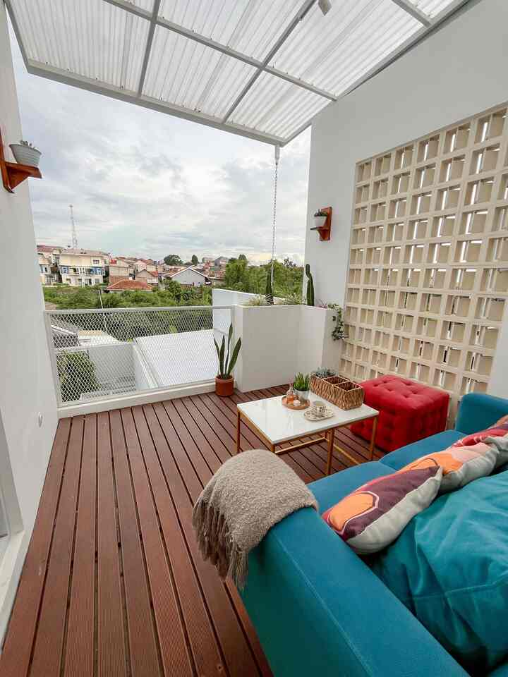 Moment favorite dirumah d_houseds

Hai teman-teman O!house..
Moment favorite ku itu sederhana banget, yaitu moment dimana aku bisa merasakan slow living. Biasanya ini bisa aku lakukan di sore hari ketika anak-anak sedang asik bermain sendiri. Aku akan duduk bersandar di sofa empuk balkon sambil melihat pemandangan dengan sudut pandang yang luas ke langit. Sesekali aku menyeruput kopi hangatku. Terkadang aku juga membaca buku-buku favorite ku di balkon ini. Dari sini aku bisa melihat keindahan langit senja yang mengantarkan kedatangan sang bulan. Indah.

#FavoriteMoment
#FavoriteRooms
#FavoriteDecorItems
#minimalist
#rumahcluster
#rumahimpian
#cimahi
#bandung
#balcony
#balkon