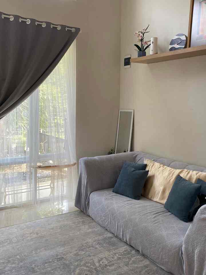 Area living room sekaligus area nonton, ngumpul, dan segala macam kegiatan rumah ini ukurannya 3,5 x 3 m. Ga besar dan ga terlalu kecil untuk kita ngumpul-ngumpul🫶🏼 

#LivingRoomIdeas #LivingRoomInspo #LivingRoom #petparent #rumahdeveloper #50m2 #rumahmungil #rumah1lantai #minimalist 
