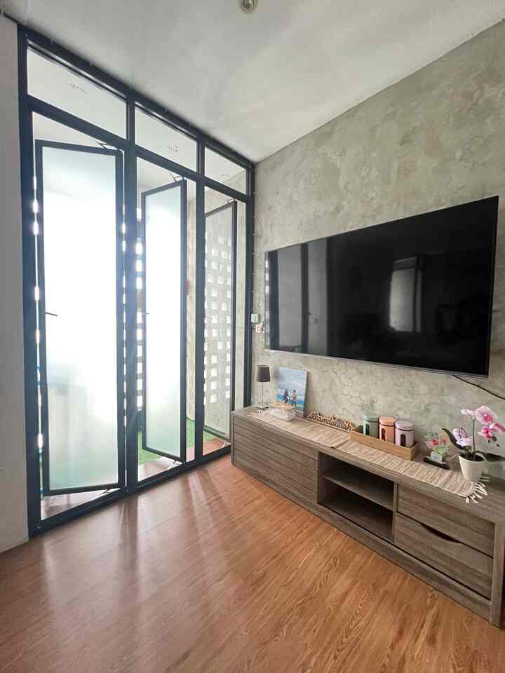 Saat anak-anak sudah ke sekolah dan tidur adalah waktuku buat me time 🤭🤭🤭, aku bisa berjam-jam disini ditemani secangkir kopi, sambil drakoran, sambil rebahan, kenapa betah? karena disini bukan cuma full ventilasi tapi juga angin sepoi-sepoinya gak kuat buat gak santai-santai disini hehehe

Yaps, disinilah tempat favoritku 😇😇😇

Semoga bisa jadi inspirasi, terima kasih 

#rumahyuqibam
#rumahindustrial
#homesweethome
#FavoriteMoment
#FavoriteRooms
#FavoriteDecorItems

