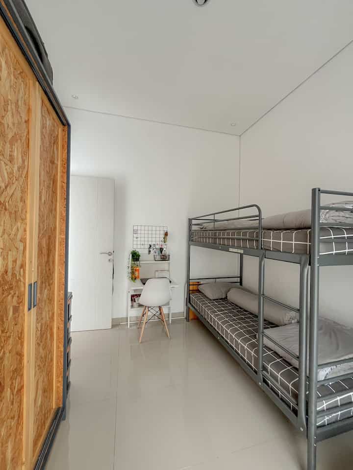 Kamar Anak Laki-laki dengan konsep Industrial @d_houseds

Kamar ini mengusung konsep industrial minimalis. Kami memilih menghiasi kamar ini dengan warna-warna seperti abu-Abu, putih dan coklat kayu. Tempat tidur tingkat dengan kerangka besi ini kami pilih untuk menghemat space. Selain tempat tidur item yg mendukung konsep industrial dikamar ini adalah lemari kayu dengan list besi berwarna abu tua yang kami custom. Selain itu juga ada meja belajar berwarna putih. Tidak terlalu banyak barang disini, tujuannya agar ruangan tetap terlihat lega dan leluasa untuk anak-anak laki-laki kami beraktivitas. 

#kamaranak
#kamarminimalis
#industrial
#minimalist
#rumahcluster
#rumahimpian
#cimahi
#bandung