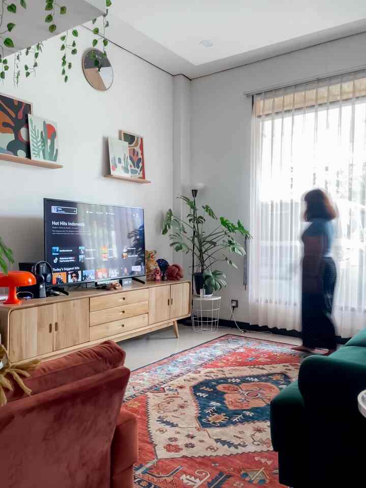 Moment favorite kami adalah bersantai sambil menonton film favorite bersama. Ruangan ini tentunya sangat sering kami gunakan karena kami sering kali movie marathon dari siang hingga malam saat weekend tiba. Selain itu, ruangan ini juga menjadi tempat favorite si kucing untuk tidur😛 #FavoritMoment #FavoriteRooms #FavoriteDecorItem #LivingRoom #Bohostyle #BohemianLivingRoom #HomeDecor