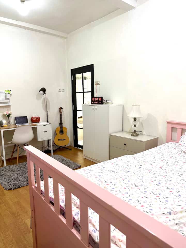 Dikamar ini lah 2 anak perempuan kami tidur, belajar dan bermain. Ranjang ini bisa ditarik bagian bawahnya sebagai ranjang kedua. Kami sengaja memilih ranjang seperti ini agar bisa menghemat space ruangan

#kamaranakminimalis
#kamaranakperempuan
#mejabelajar
#tempattiduranak
#bedroomkids
