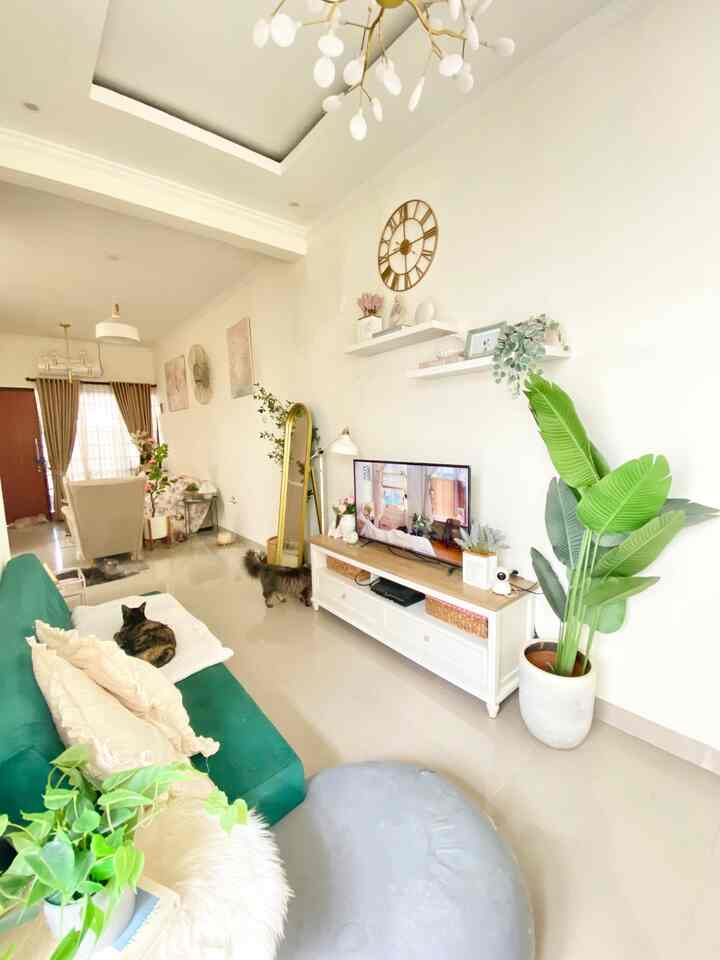 Buat ku quality time di rumah paling favorit itu ya di living room ini karena segelah capek beberes aku biasanya quality time marathon drakor atau nonton youtube disini bareng anabul-anabulku. 


#Favoritemoment #FavoriteRoom #FavoriteDecorItem