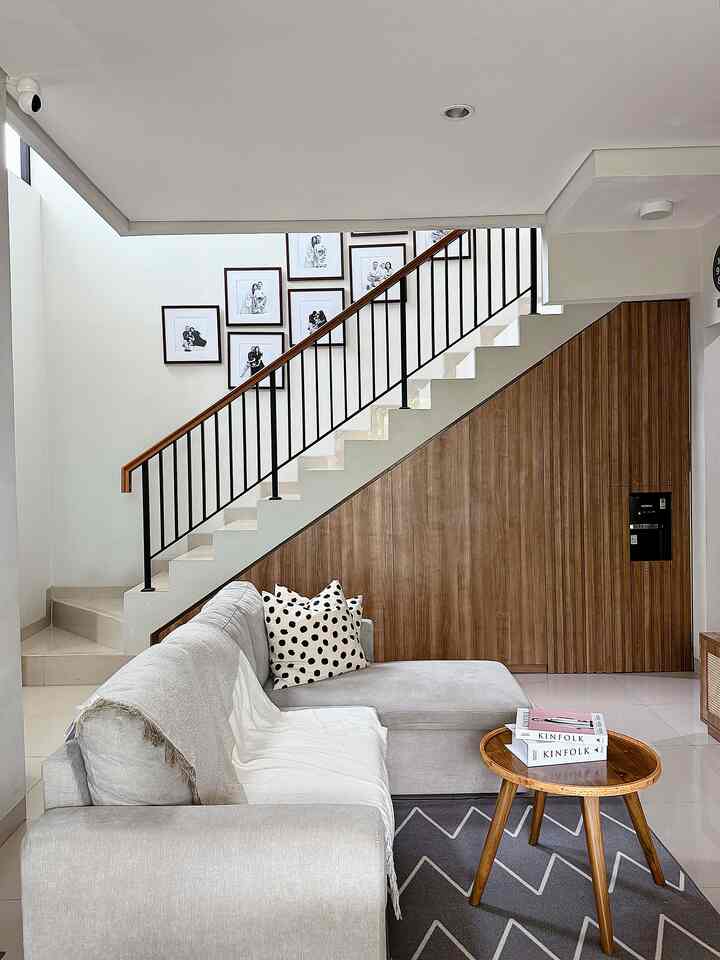 Jangan bosen-bosen yah kalau aku post living room ku hihi krn ini salah satu spot favorit dan paling estetik di rumah 43 🤎🪴

Kira-kira ditambahin apa lagi yaa biar bisa merubah vibes ruangan ini? Aneka cushion kah? Tanaman kah? hihi lets see ✨

#OClassPhotography 
#AestheticRoom

#Livingroom #RuangKeluarga #RumahDeveloper #RumahCluster #Bandung #Cimahi #AestheticRoom #AestheticRoom #DecorInspo •