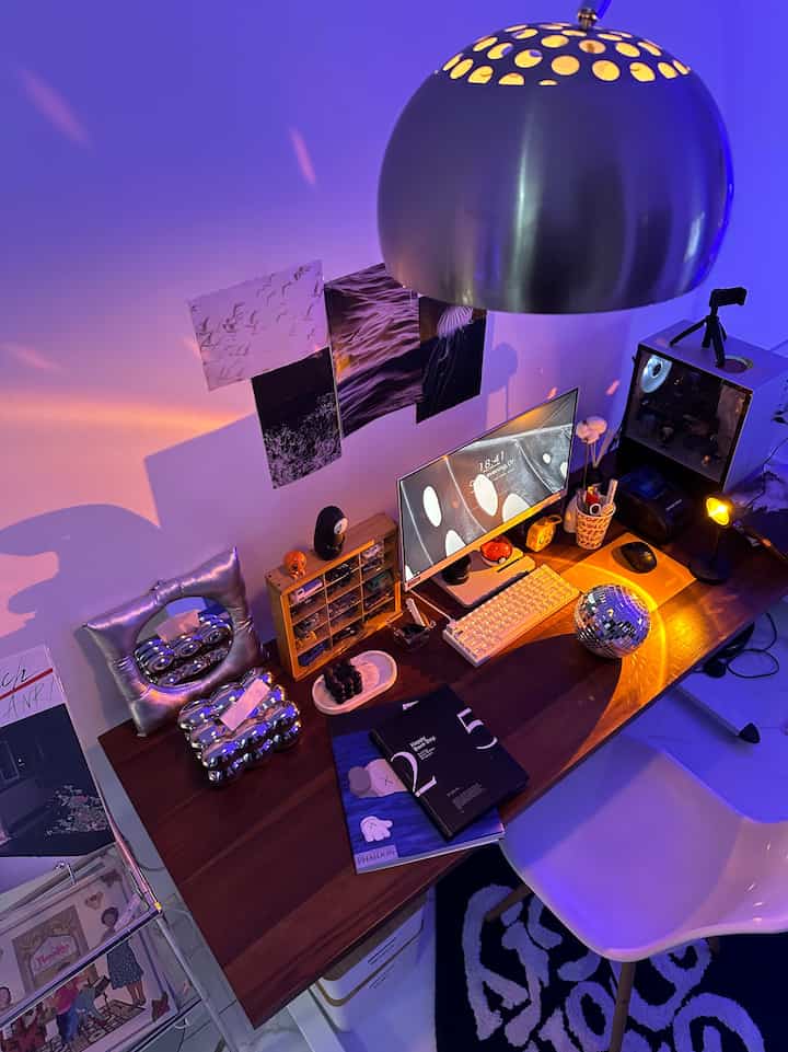 Desk Setup 
-

Ruang kerja kita menjadi satu dengan ruangan lainnya tepatnya berada di living room, karena konsepnya open space kita memanfaatkan ditengah” sebagai ruang kerja, dengan dekorasi sedemikian rupa yang membuat mood ruangan semakin berwarna


#desk #desksetup #home #homedecoration #inspiration #minimalist #workspace #angkahouse #openspace