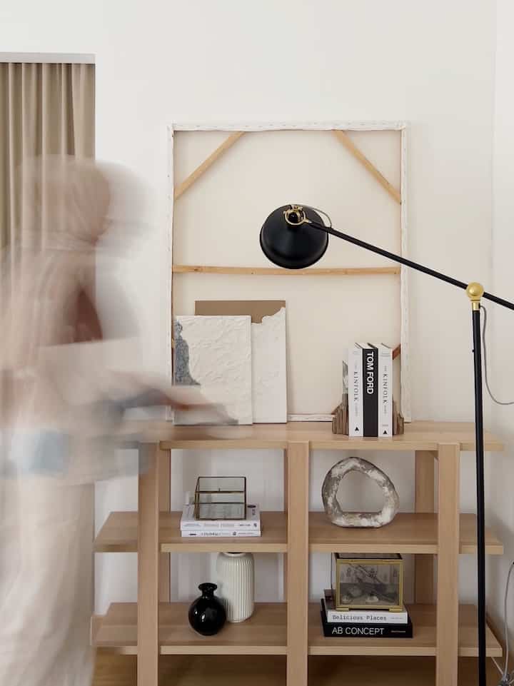 My favorite room since live here! Bedroom casadirio! Pertama kali tinggalin tempat ini udah niat mau bikin kamar utama jadi tempat senyaman mungkin karena aku akan menghabiskan banyak waktu di kamar. Alhasil, kamar ini kami dekorasi dengar warna-warna earth tone warm seperti cream, putih, hitam dan abu-abu. Secara tema masih japandi nordic atau japandi wabi sabi. Last photo: salah satu kegiatan fav ku di kamar ini, main sama Lele 🐈‍⬛ Semoga menginspirasi ya! 

#AestheticRoom #OClassPhotography