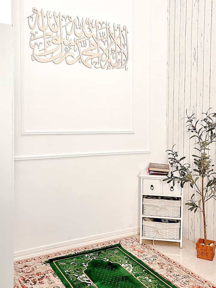 Spot mushola dirumah yang belum aku dekor dengan maksimal insyaAllah ada rencana renovasi area ini , kaligrafi cantik dan karpet bermotif turki aku tambahkan sebagai bagian dekorasi. #rumahyasmine #mushola #vintagehome #inspirasimushola #rumahidaman #rumahimpian #farmhouse #midcentury 