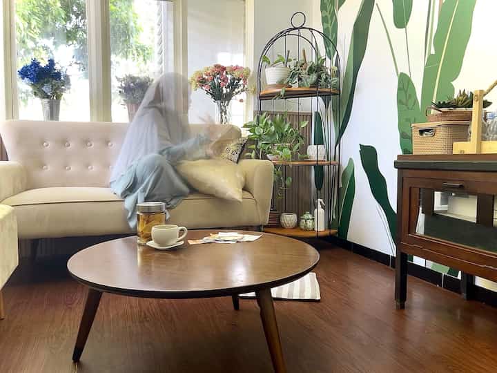 “Me time “ akak tuu.. biasanya setelah Pak Su berangkat ngantor .. abis beberes .. sung bikin kopi .. trus ambil posisi pe we di ruang tamu.

Kenapa di ruang tamu ?? Soalnya disini viewnya luas .. sejauh mata memandang bisa nyampe ke komplex sebelah hihihi .. iyaa soalnya komplex sebelah cm di batasi joging trac doang dengan rumahku 😅

Nah klo “me time “disini .. setingnya sambil rebahan scroling Hp , kadang baca buku .. atau seperti pagi ini .. ngupinya sambil mindahin catatan pengeluaran harian 🤣, gini aja udah bikin mood naik koq .. siaap buat lanjutin memasak buat hari ini 💪🏻.
Kalau kamu … “me timenya “ dimana say ?? 
#favoritemoment
#favoriterooms
#favoritedecoritems
#livingroom
#metime