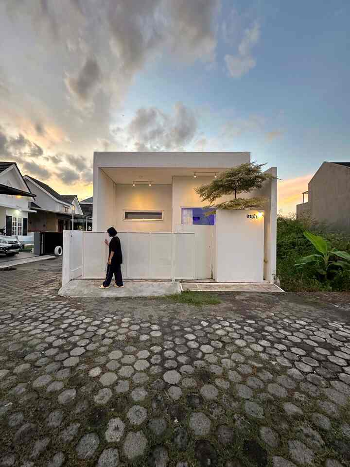 try aesthetic photography techniques from Dani Effendi ✨

First we use the Grid to make it symmetrical 🫶

slide 1 Facade
the photo of the facade was taken at 17.30, when we saw the beautiful sky, we captured the beautiful moment through the facade and apparently forgot to activate live mode, finally the next day I repeated it on slide 2

slide 2 Facade
The facade photo was taken at 17.30 before dusk, we deliberately waited for the sky to clear to get the right moment. Here we are trying a long exposure technique which is like "opening the fence of the house without directing the main object, namely the facade

slide 3 living room
This photo was taken at 09.00 in the morning when the sun was still that bright and penetrated the screen so it left the shadow of the Ketapang tree. I opened the screen a little so that the light could come in and reflect on the disco ball.

slide 4 kitchen
This photo was taken at 14.00 when the sun was shining in the back yard, lots of light came in through our box window and produced a clean photo. here we want to show the room under the stairs there is a very minimal kitchen because our only activity is coffee and instant food so the furniture is very minimal and simple

slide 5 work space (afternoon)
This photo was taken at 15.00 with sunlight reflected from the backyard, this room looks bright like the weather with a white composition and several colorful decorations

slide 6 work space (cloudy)
This photo was taken at 17.05 when the sky was cloudy. I turned on several lights to make it look warm. I set the smart projector to flip clock as if it were a digital wall clock.

slide 7 desk set up
This photo was taken at 18.44 which shows activity at the work desk

slide 8 corners in the room
This photo was taken at 21.21 in a calm evening atmosphere, we enjoyed a cup of tea with a small table and cafe-style chairs in the corner of the room. Here we want to invite you to enjoy the warm atmosphere in your room with the light of aromatherapy candles and the reflection of orange light from the mushroom lamp in the corner.

9 bedroom slide
This photo was taken at 22.22 with several lights making the room atmosphere warmer

#OClassPhotography #AestheticRoom #aesthetic #homedecor #home #minimalist #minimalism #rumahkotak #angkahouse #72sqm #hometour