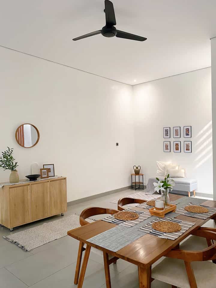 Buffet pada Dining area untuk menyimpan piring dan gelas jika ada banyak tamu #ruangmakan #desainruangmakan #diningroom #diningroominspo #desainrumah #japandi #depok