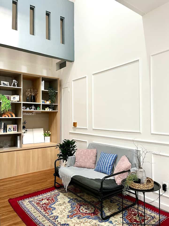 Ruang Keluarga/Tamu Nuansa Clasic✨

Suasan baru di ruang keluarga, kami makeover dindingnya menjadi nuansa clasic. Kami menggunakan wall moulding dengan cat netral warna putih. 

#dindingclasic #familyroomideas #familyroommakeover #inspirasiruangkeluarga #simpledecoration #familyroomambience #depok #roominspiration



