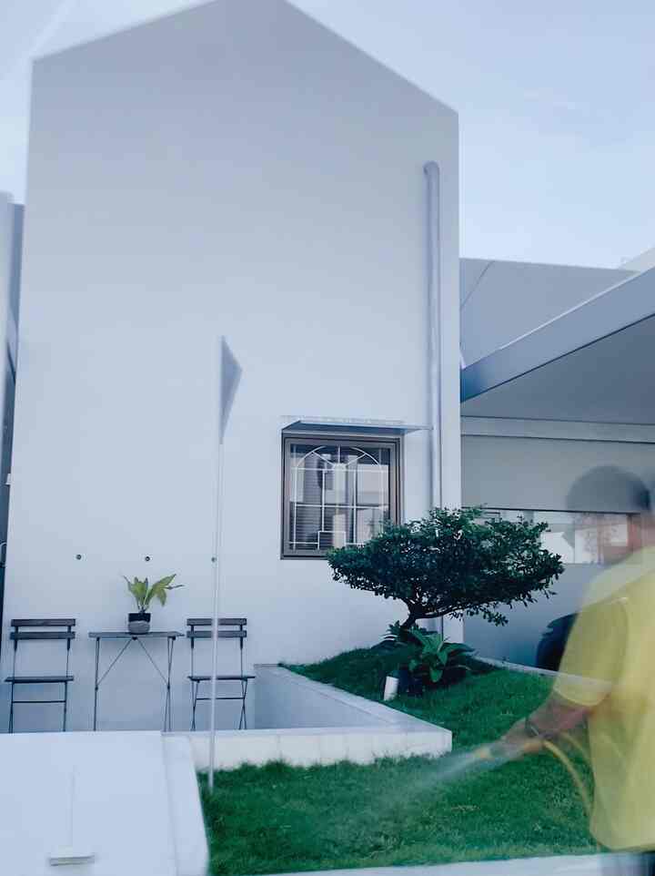 Kegiatan setiap pagi yang paksu lalukan yaitu menyiram tanaman depan rumah, kegiatan ini termasuk kegiatan favorite nya, karna merawat tanaman.

tanaman di awhouse ini kita pakai ketapang kencana yang sudah di bonsai jadi tanaman ini sudah tidak akan tumbuh tinggi keatas, seperti pada umumnya ketapang kencana dengan akar besar.

dan setelah menyiram tanaman biasanya paksu duduk di teras sambil minum secangkir kopi, spot ini juga termasuk spot favorite dirumah ini.

#favoritemoment
#favoriterooms
#favoritedecoritems
#facadehome #facadeinspo #homeinspiration #bandung #homebandung #scandinavianhome #scandinavian 