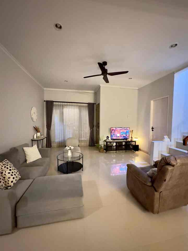 
Tempat favorit dirumah kami dan terbangun berbagai moment disini karena paling banyak spending time di tempat ini 💫 setelah pulang kerja dan makan malam bersama biasa nya kami melepas lelah dengan bersantai sembari menonton film atau mendengarkan musik.
lampu utama juga dimatikan agar mata lebih nyaman saat menonton film🛋️

#FavoriteMoment #FavoriteRooms #FavoriteDecorItems #LivingRoom