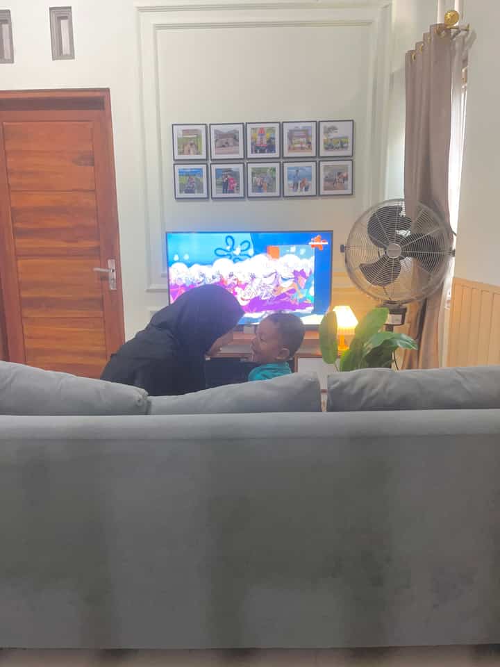 Ruang tv dirumahku sama dengan ruang keluargaku. Disini aku dan keluarga menghabiskan waktu bersama. Dengan melakukan hal favorit dirumah seperti menonton tv bersama, membaca buku, dan bermain bersama si kecil, ini sangat membuatku spesial karena waktu bersama sangat berharga.🥰


#FavoriteMoment
#FavoriteRooms
#FavoriteDecorItem