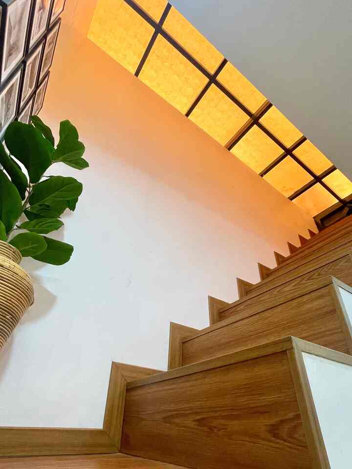 TANGGA TUMBUH

Dinamakan tangga tumbuh karena memang belum selesai. Tangga yang menghubungkan dengan lt.2 ini bukan tidak kami beri railling, tapi akan diberi railling ketika lt.2 sudah beres dan siap dihuni.

#tangga #tanggavinyl #rumahminimalis #homedecor #areatangga #tanggarumah #bandung #rumahmungil #rumahtanpaarsitek
