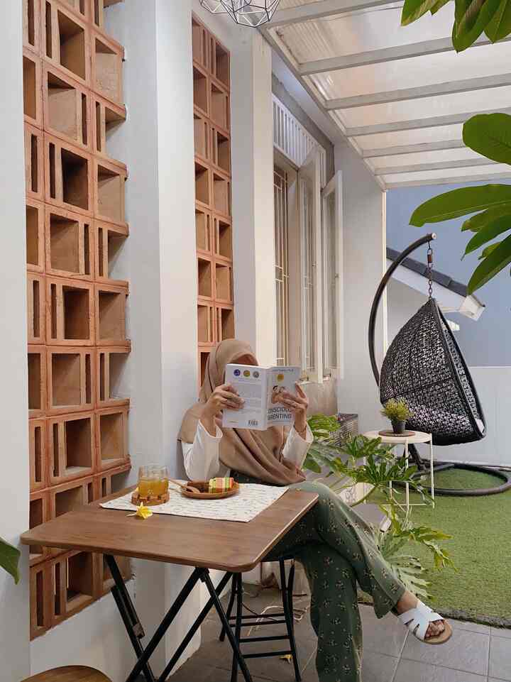 Salah satu moment favorit saya di rumah adalah santai sejenak saat sore hari setelah bekerja, mengurus rumah dan anak. Biasanya saya menghabiskan waktu di balkon rumah sambil ngemil, baca buku, atau scrolling sosmed. Kalau sedang cerah disini juga bisa menikmati sunset, karena area ini menghadap ke arah barat.
#Favoritemoment #FavoriteRooms #FavoriteDecorItems #Balkon #Roofgarden #TerasRumah #HomeCafe